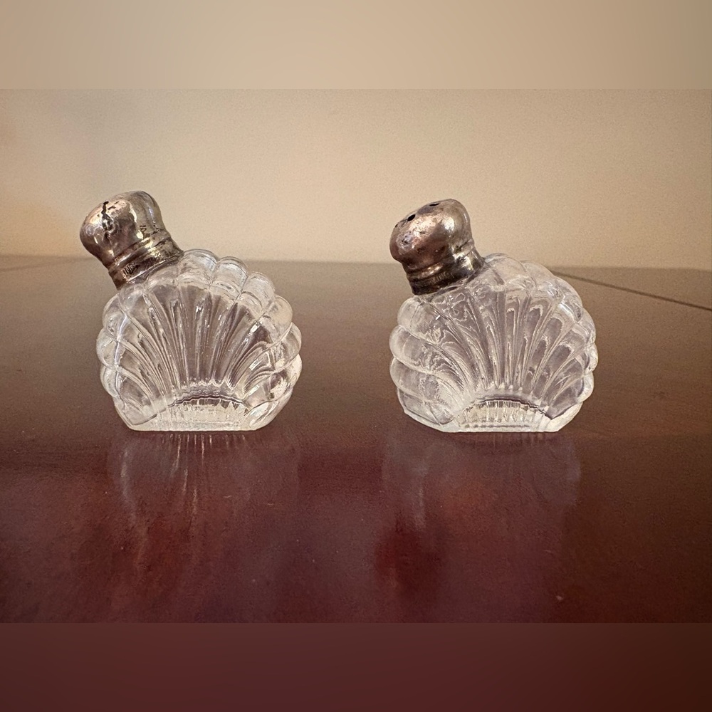 Vintage Art Deco Glass Salt and Pepper Shakers with Shell Holder - Picture 3 of 8
